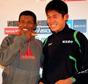 Kawauchi junto a Gebresselassie